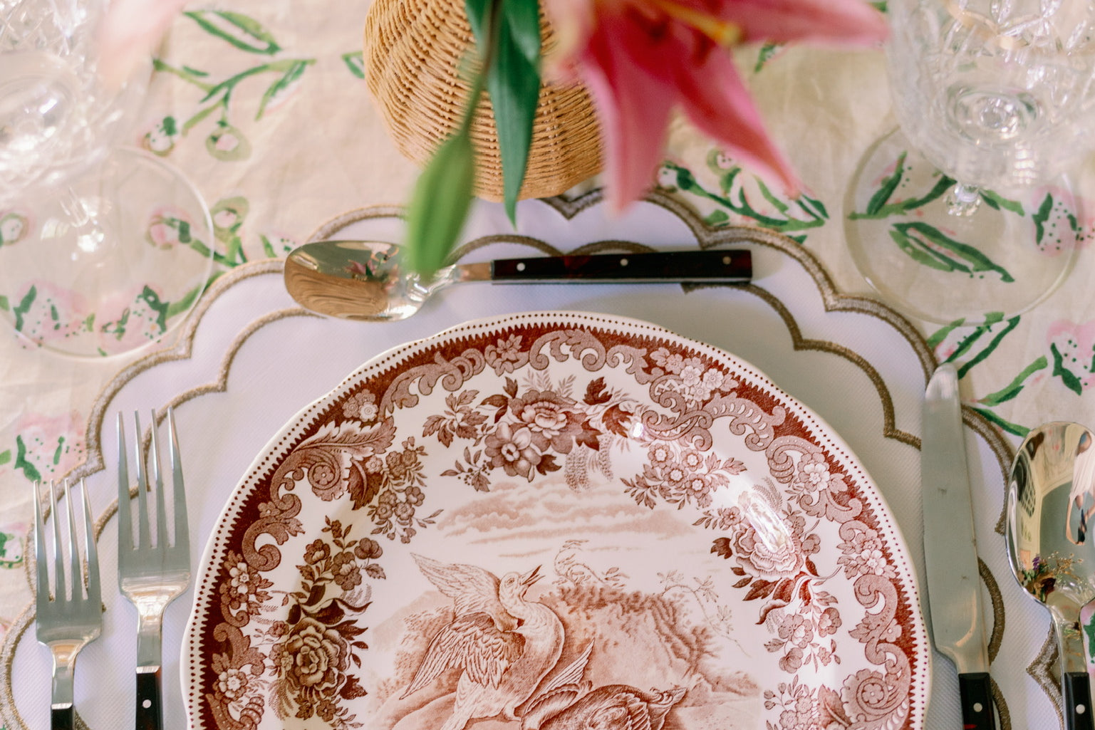 Setting a Thanksgiving Table: Timeless Style with a Fresh, Modern Twist