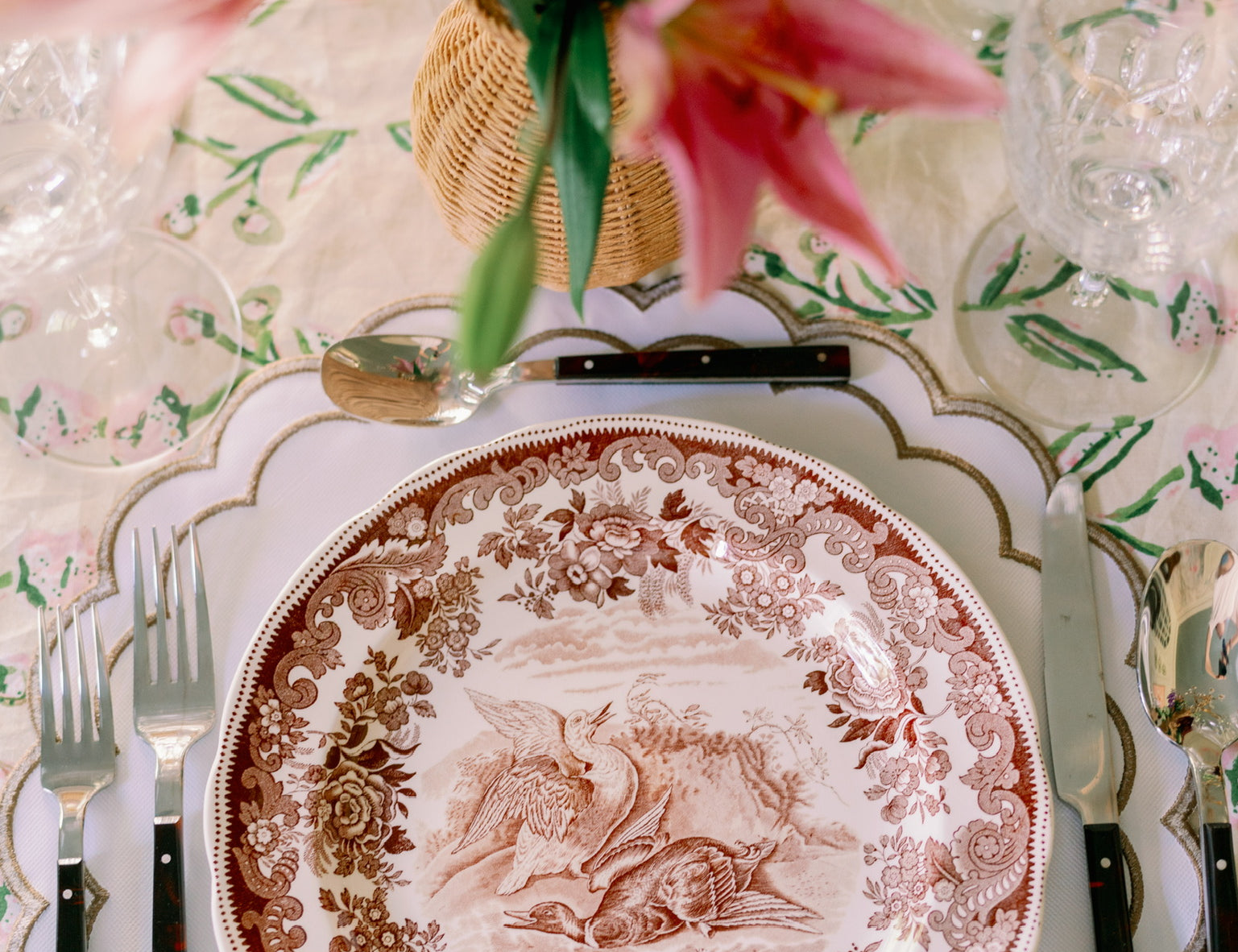 Setting a Thanksgiving Table: Timeless Style with a Fresh, Modern Twist